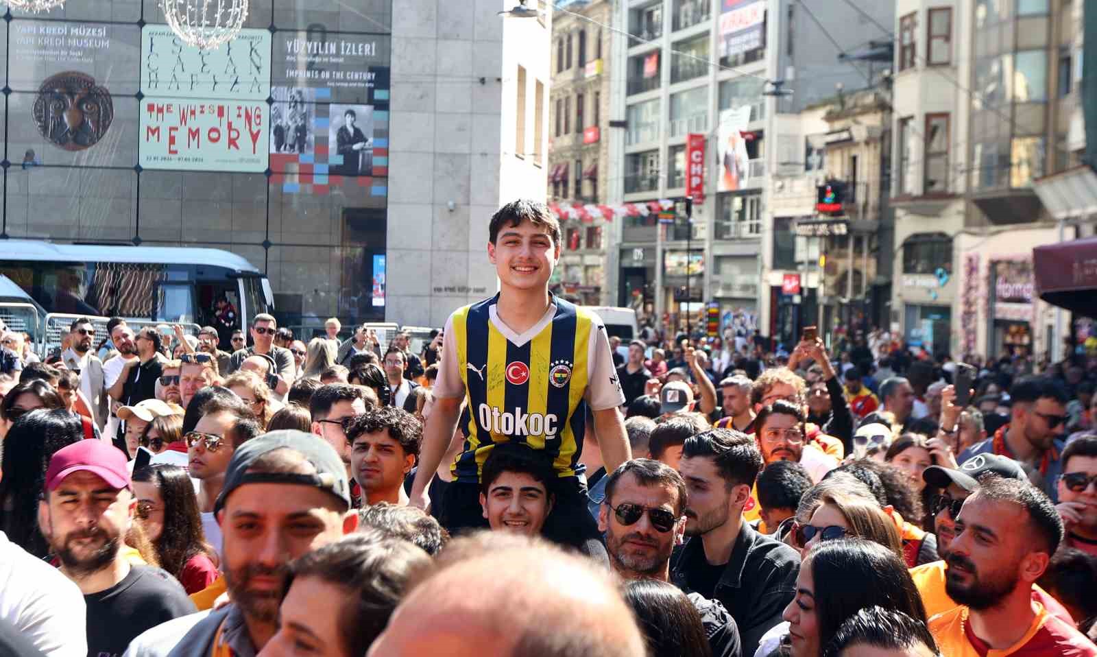 sampiyon galatasaray ustu acik otobusle sehir turu atti 12