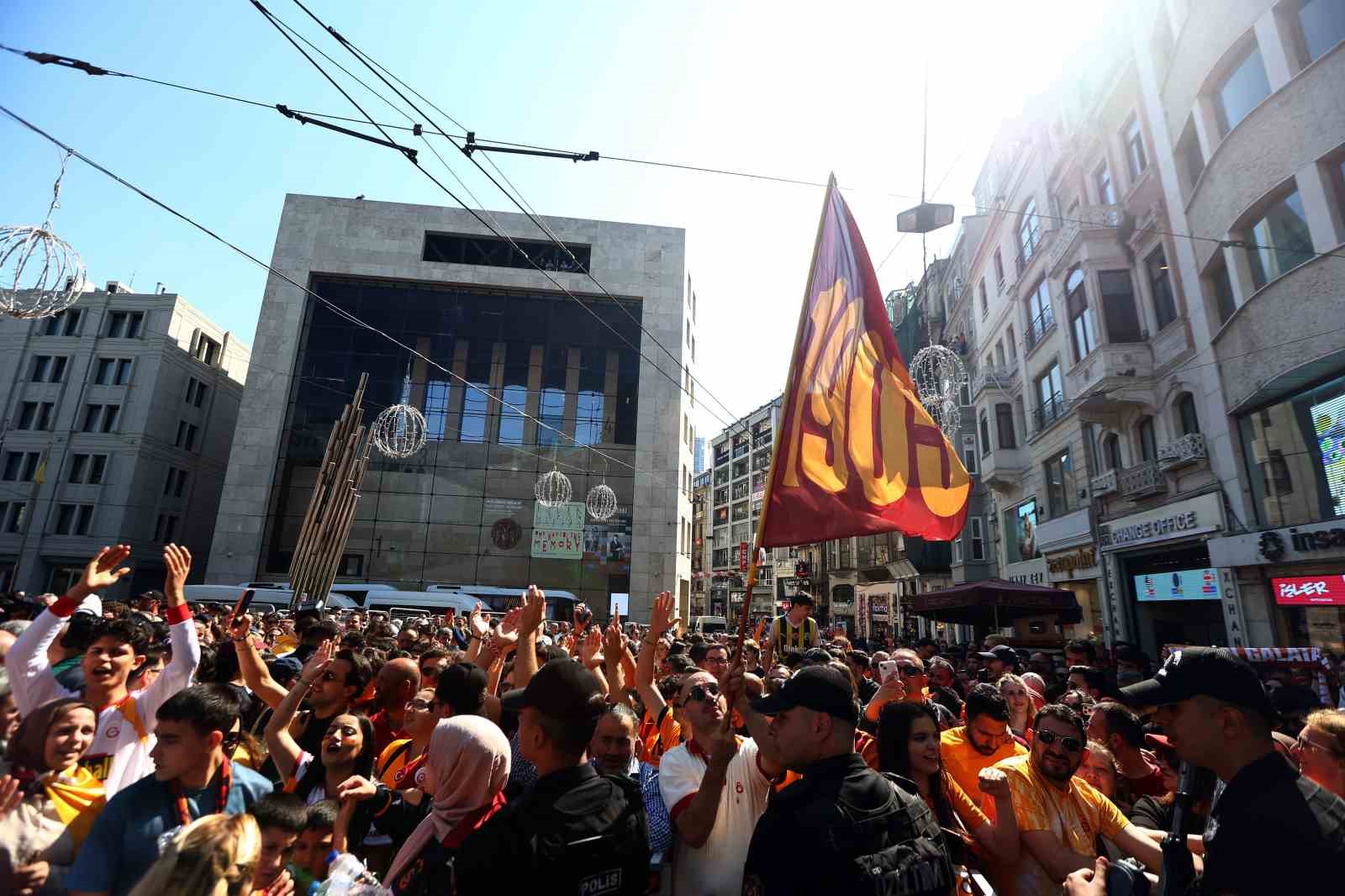 sampiyon galatasaray ustu acik otobusle sehir turu atti 13 IYXbnFDt
