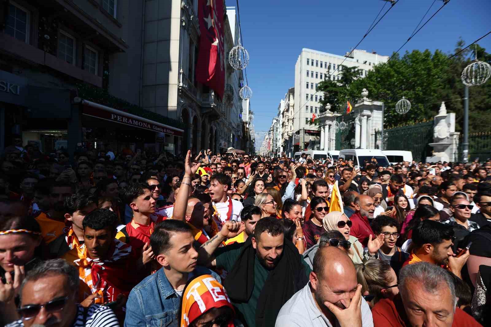 sampiyon galatasaray ustu acik otobusle sehir turu atti 14 NFj4EzLe