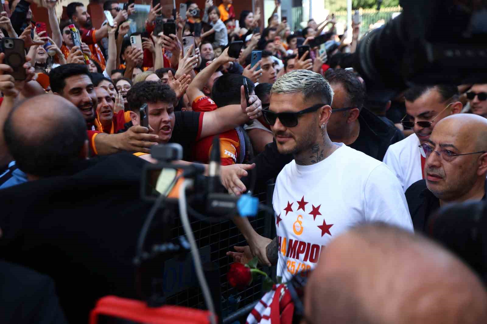 sampiyon galatasaray ustu acik otobusle sehir turu atti 15 isH8O9XI
