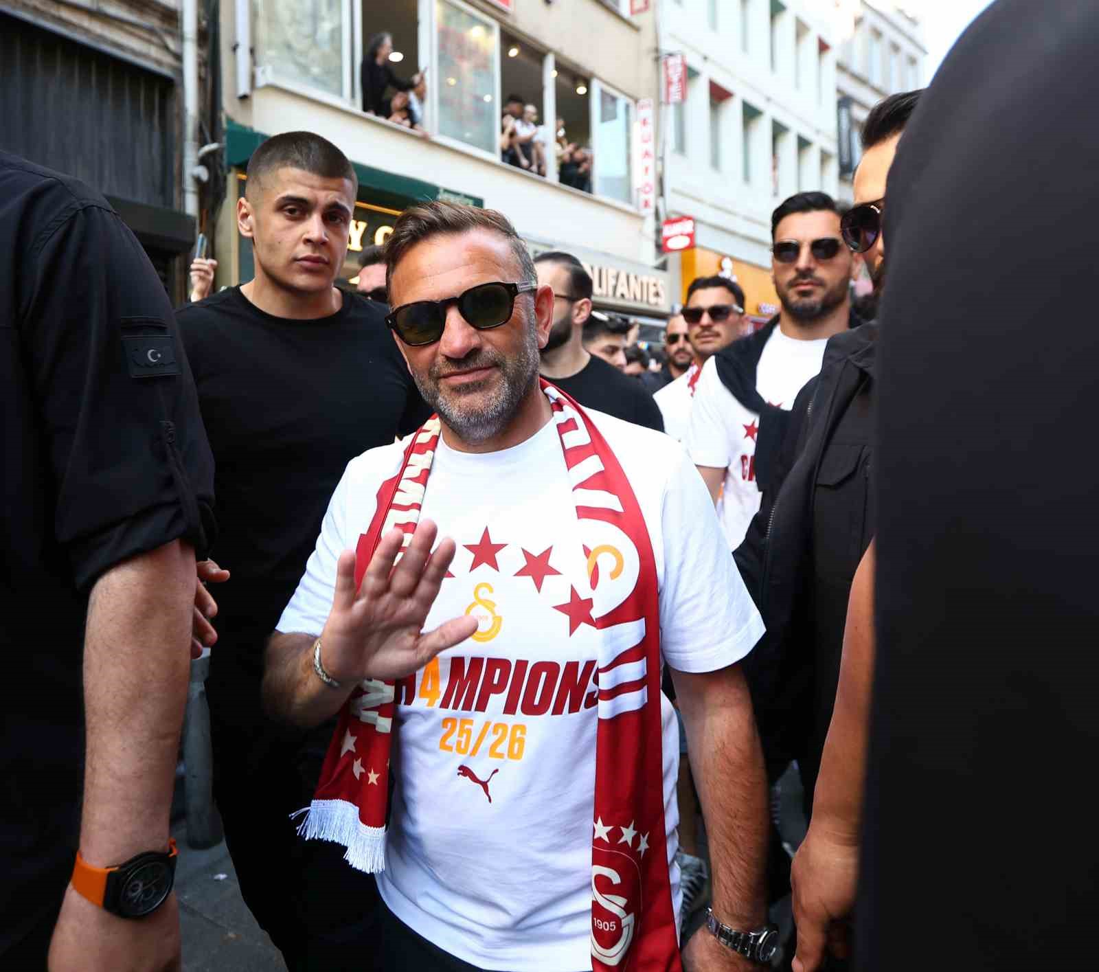 sampiyon galatasaray ustu acik otobusle sehir turu atti 16