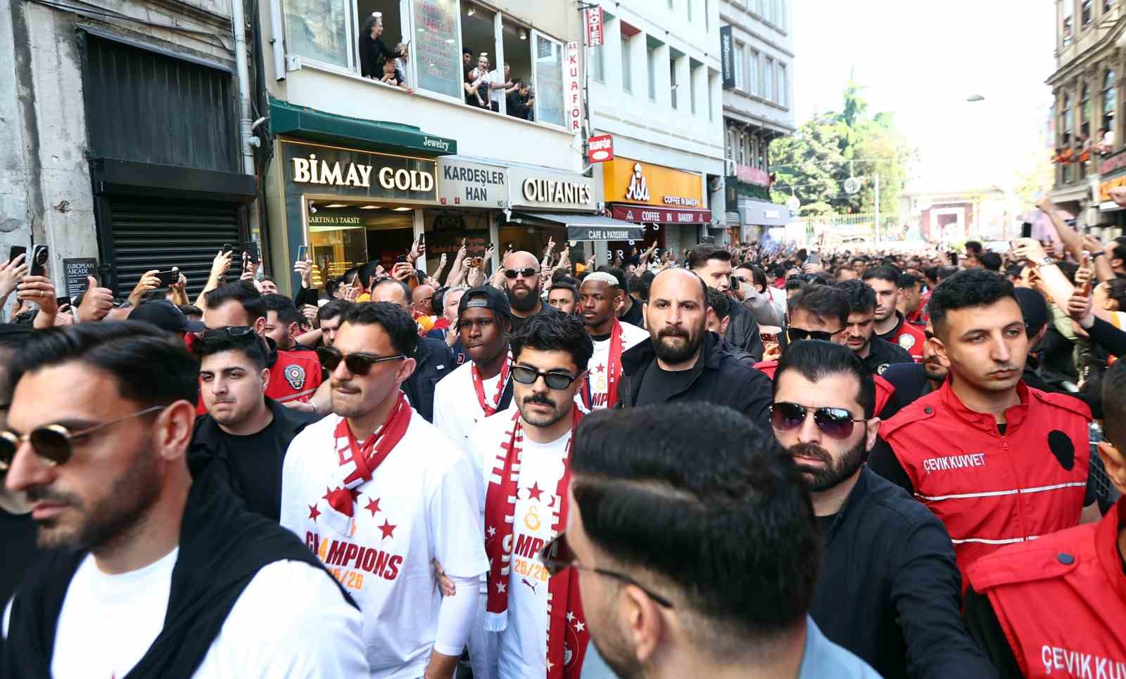 sampiyon galatasaray ustu acik otobusle sehir turu atti 17 eU2NC6dm