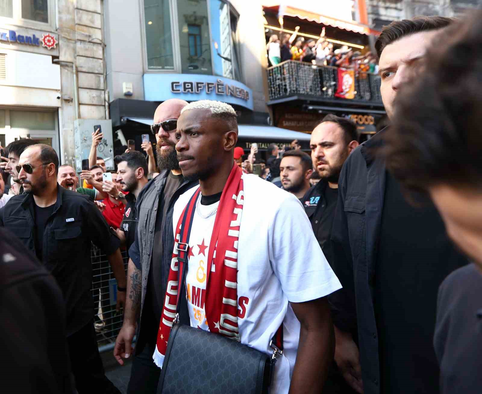 sampiyon galatasaray ustu acik otobusle sehir turu atti 18