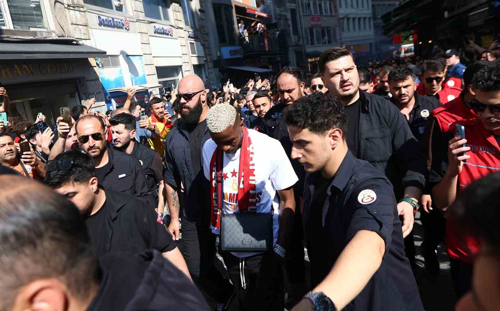 sampiyon galatasaray ustu acik otobusle sehir turu atti 19