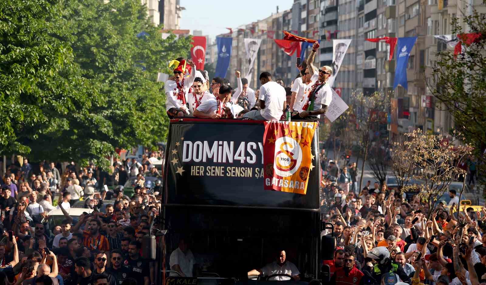 sampiyon galatasaray ustu acik otobusle sehir turu atti 2 Zn11n8fs