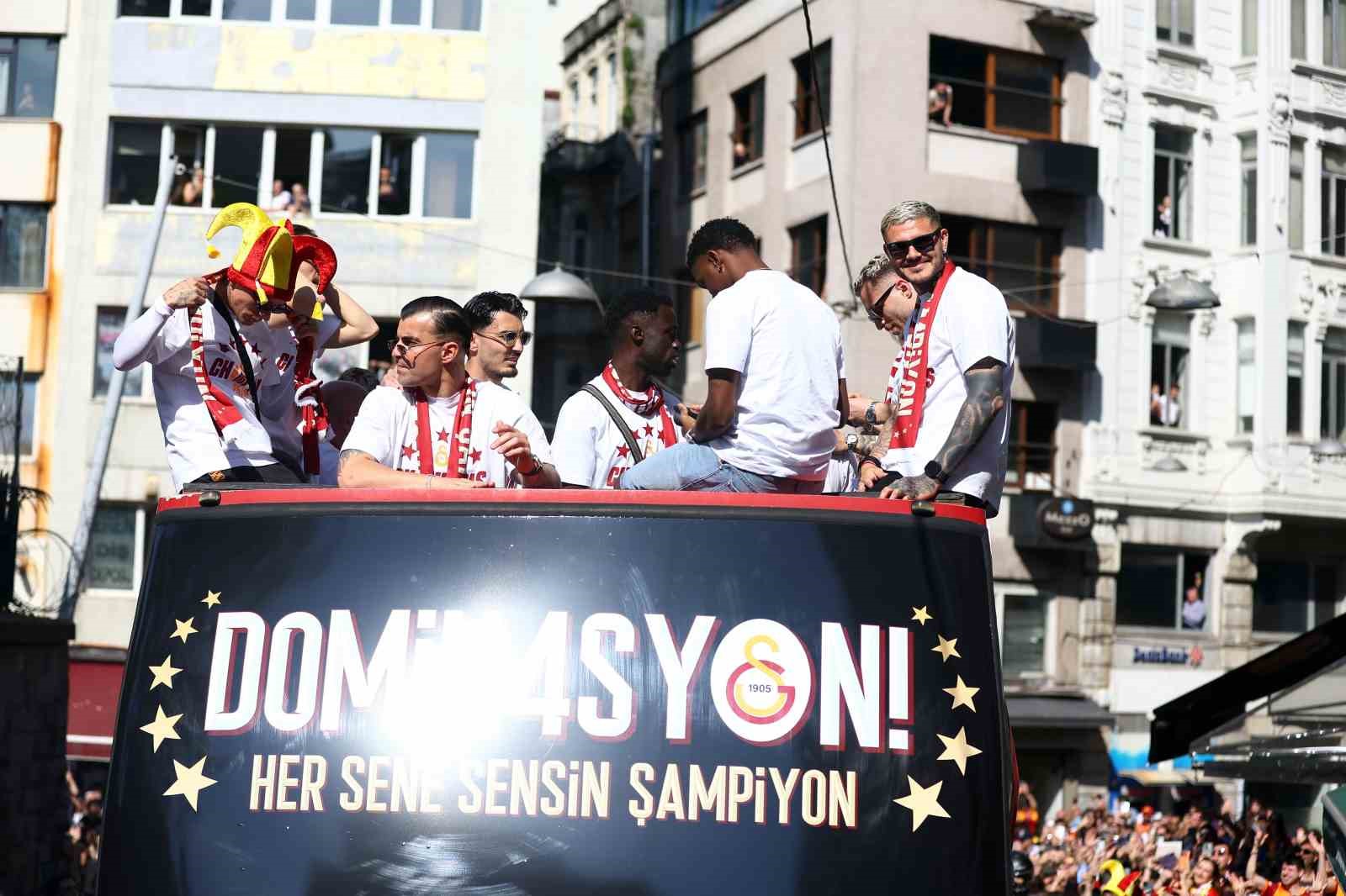 sampiyon galatasaray ustu acik otobusle sehir turu atti 20 dtwNLPrH