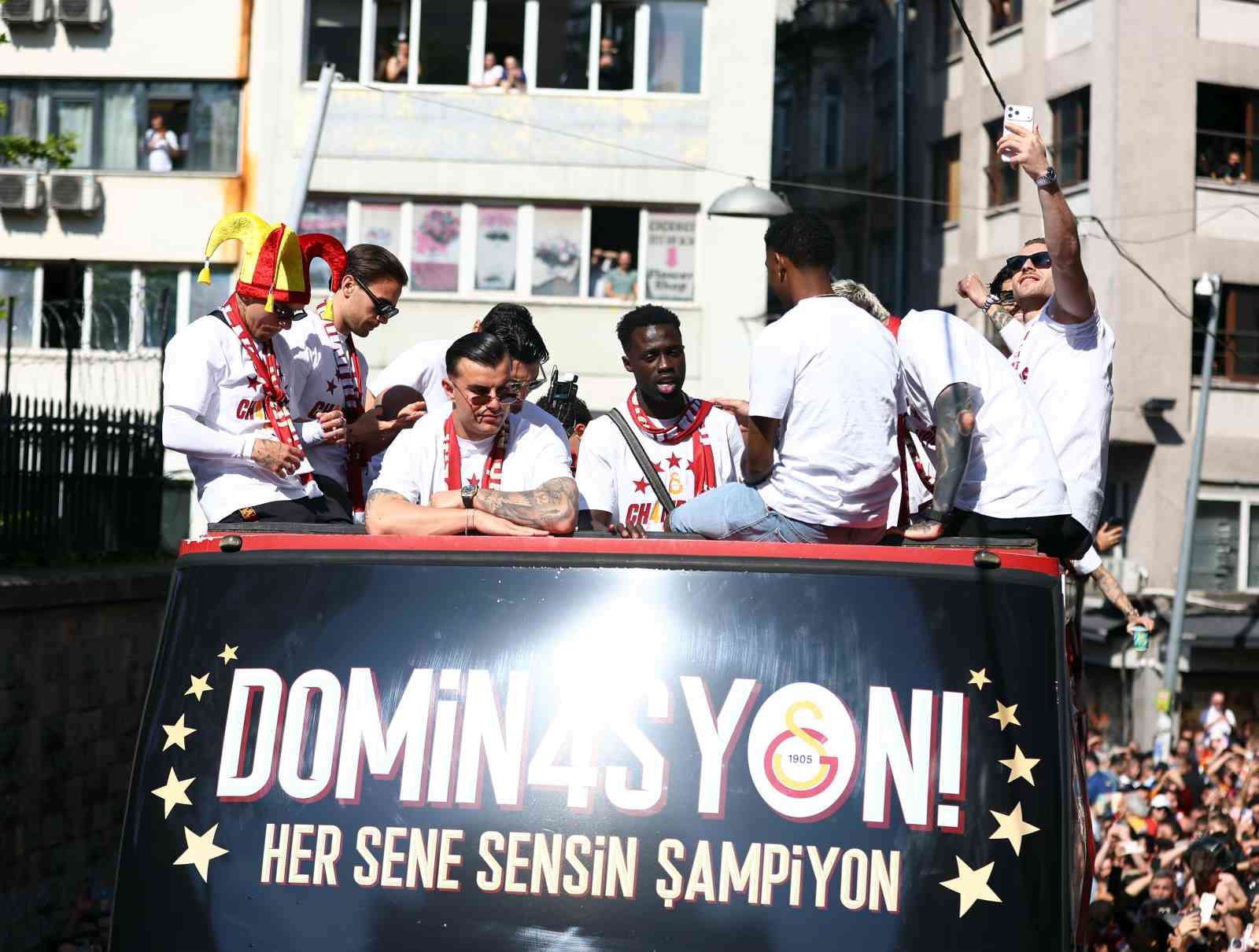 sampiyon galatasaray ustu acik otobusle sehir turu atti 21 K4uLJJQd