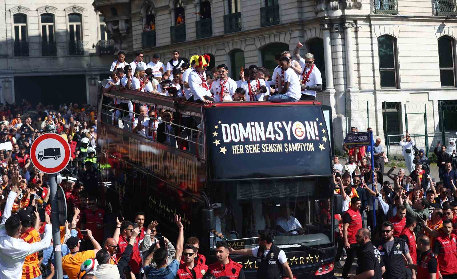 sampiyon galatasaray ustu acik otobusle sehir turu atti 22 bA9c8hph