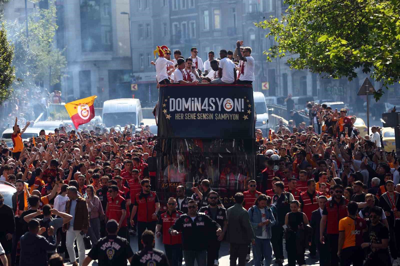 sampiyon galatasaray ustu acik otobusle sehir turu atti 23 PHqSwBhK