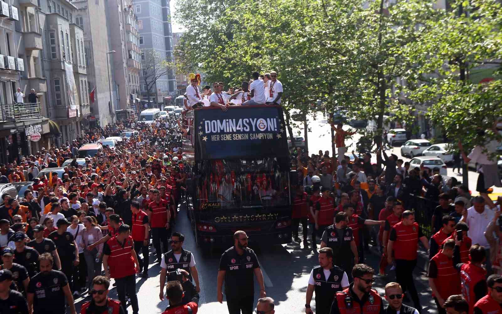 sampiyon galatasaray ustu acik otobusle sehir turu atti 24 iuLQKnY4