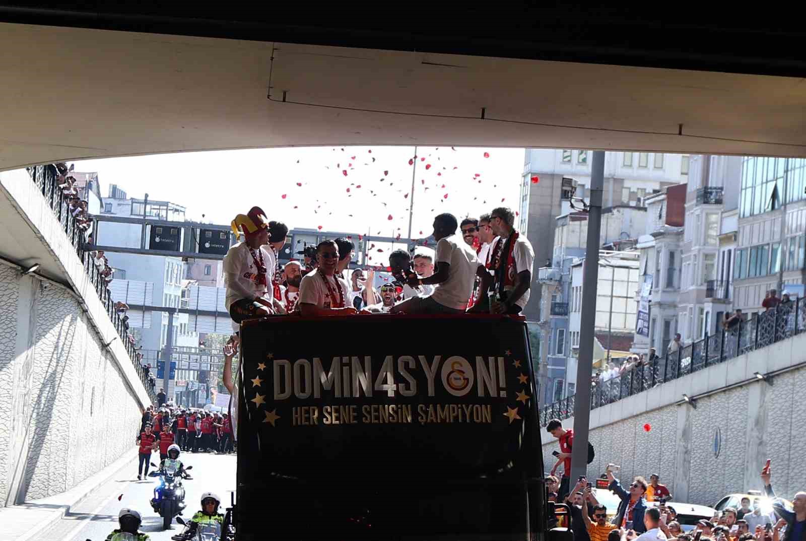 sampiyon galatasaray ustu acik otobusle sehir turu atti 26 cm8QGvFD