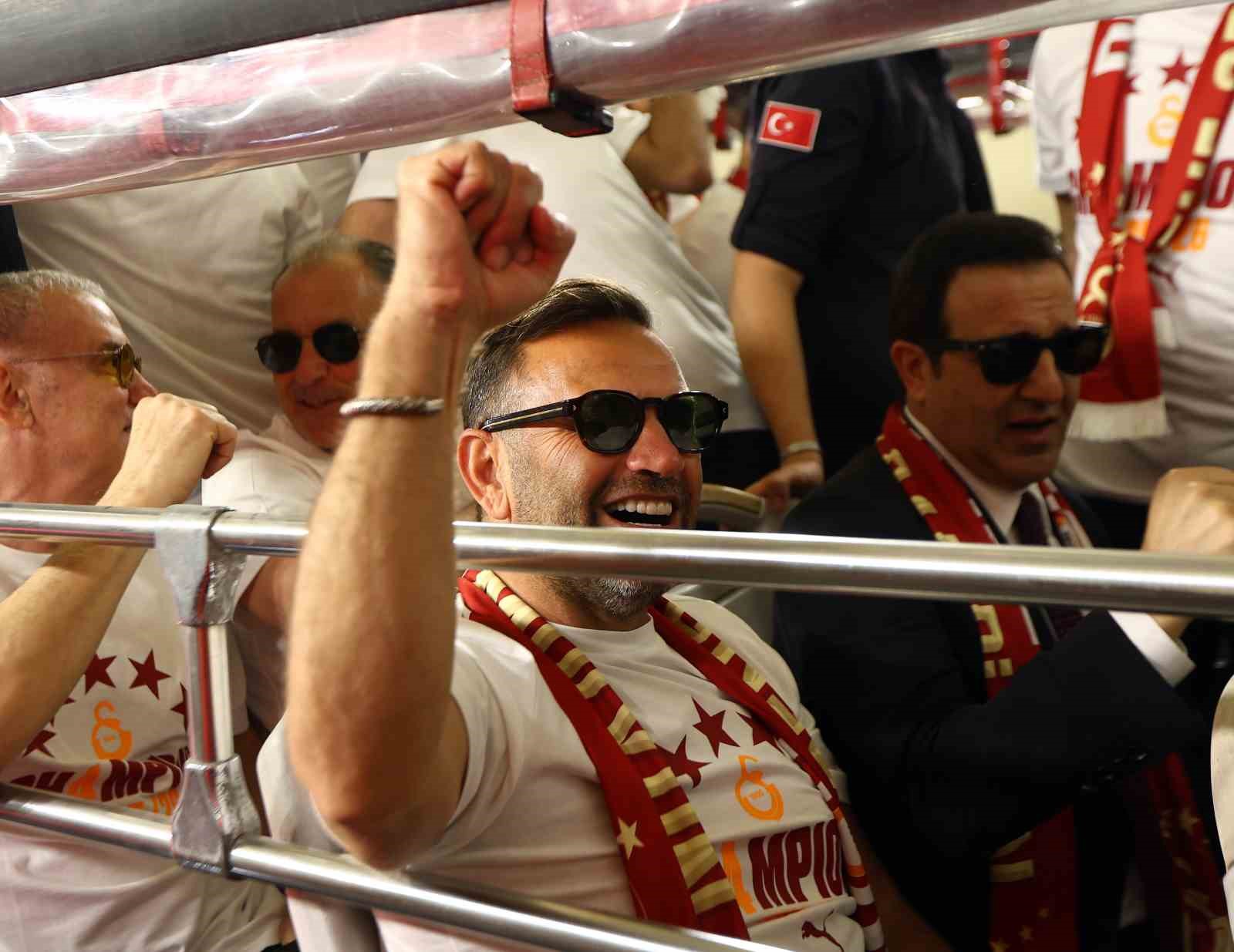 sampiyon galatasaray ustu acik otobusle sehir turu atti 27 Uc4yJejS
