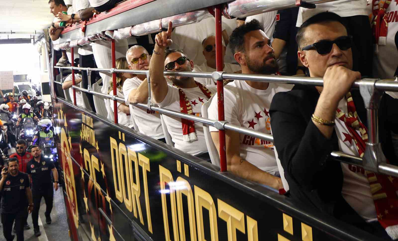 sampiyon galatasaray ustu acik otobusle sehir turu atti 28 adQesu5l