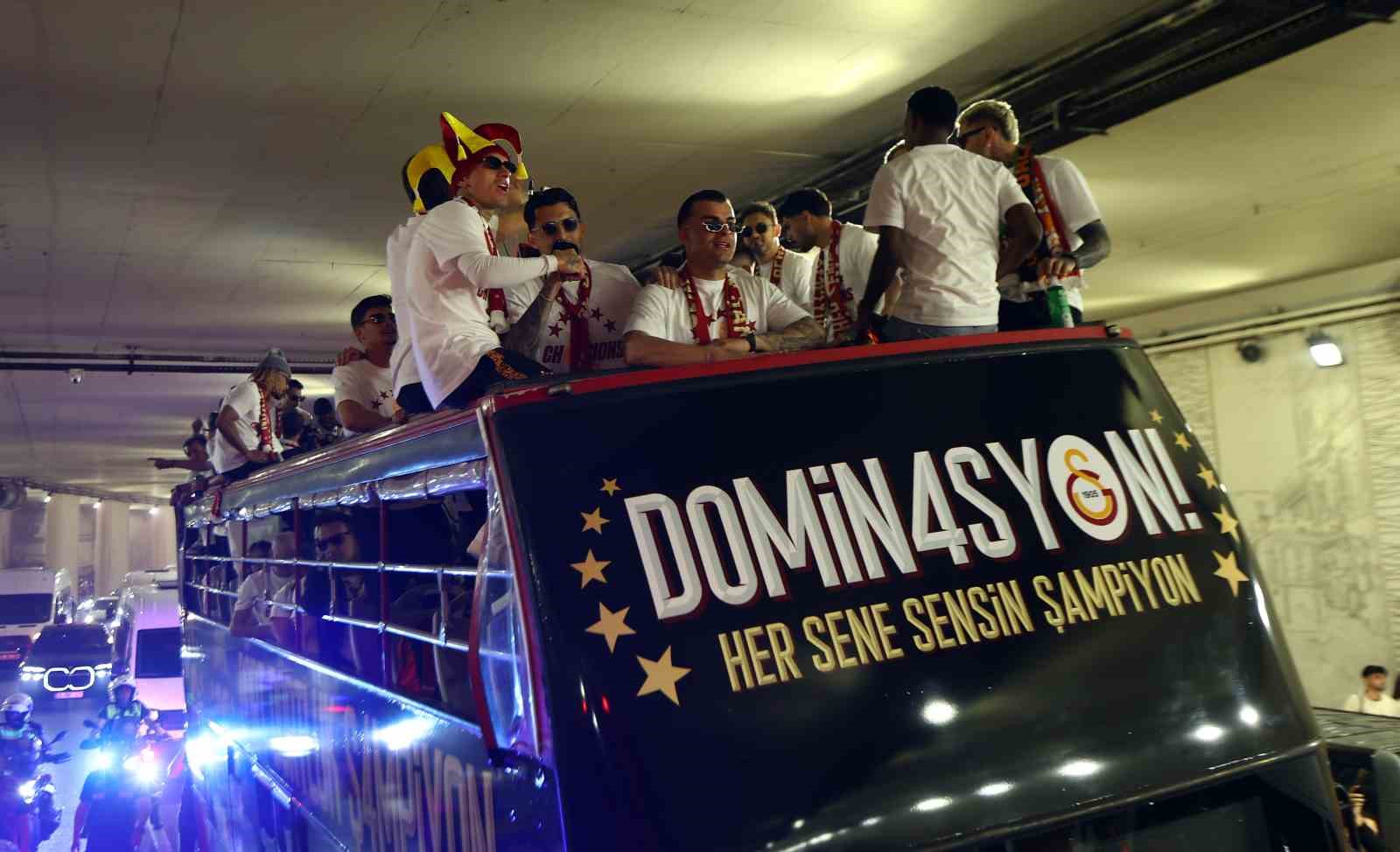 sampiyon galatasaray ustu acik otobusle sehir turu atti 29 LdE9fQdg