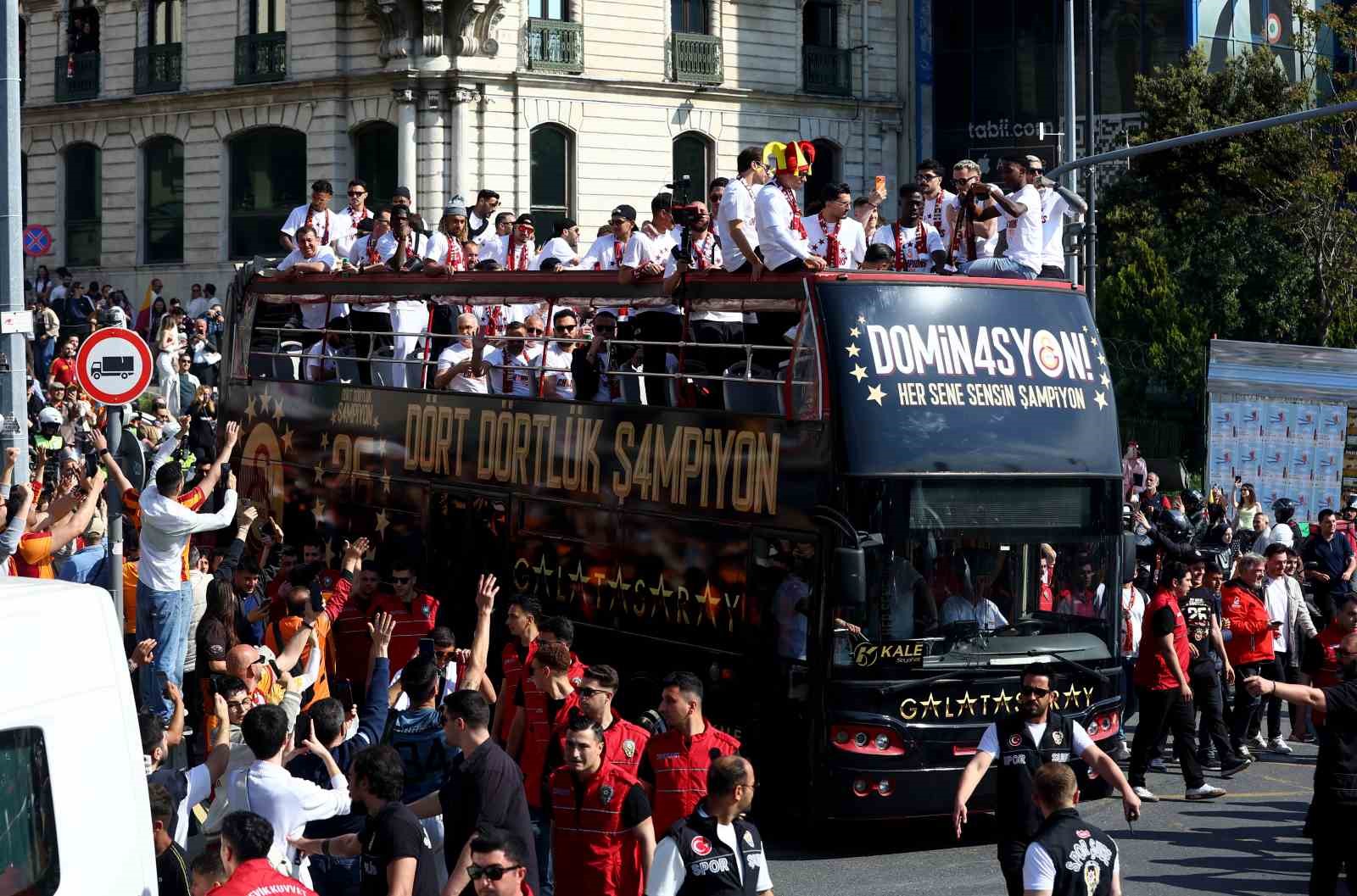 sampiyon galatasaray ustu acik otobusle sehir turu atti 3 Uc2nQLIq
