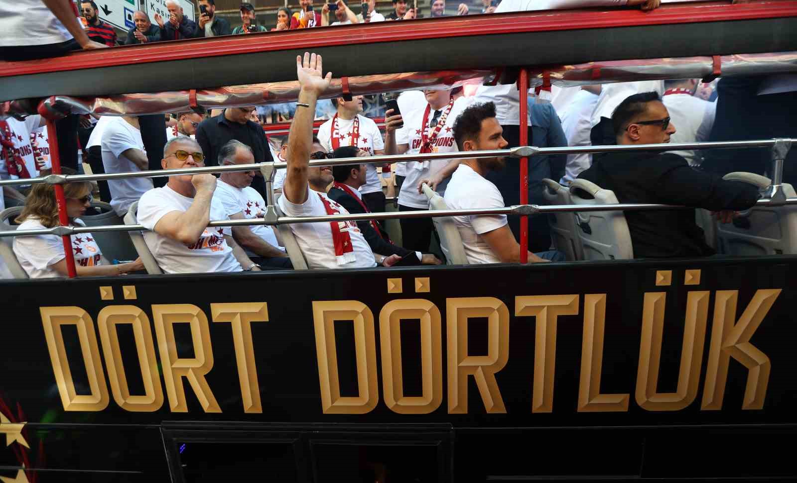 sampiyon galatasaray ustu acik otobusle sehir turu atti 31 96QMmjKX