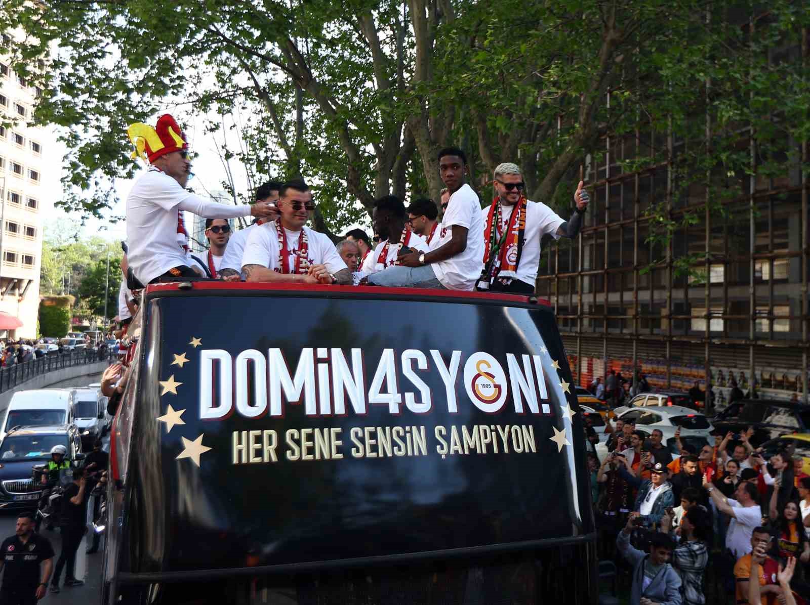 sampiyon galatasaray ustu acik otobusle sehir turu atti 32 mvYbQQq7