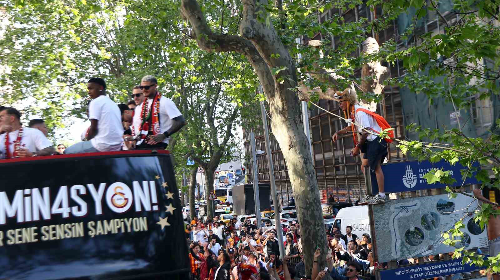 sampiyon galatasaray ustu acik otobusle sehir turu atti 34 ZYQJ2Q8q