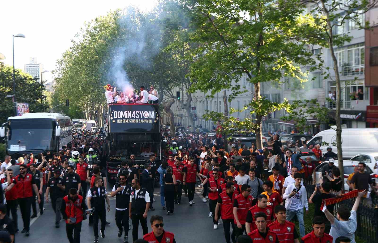 sampiyon galatasaray ustu acik otobusle sehir turu atti 35 bOiS5Tt3