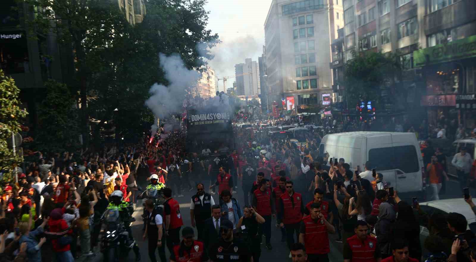 sampiyon galatasaray ustu acik otobusle sehir turu atti 36 nzG4D3VX