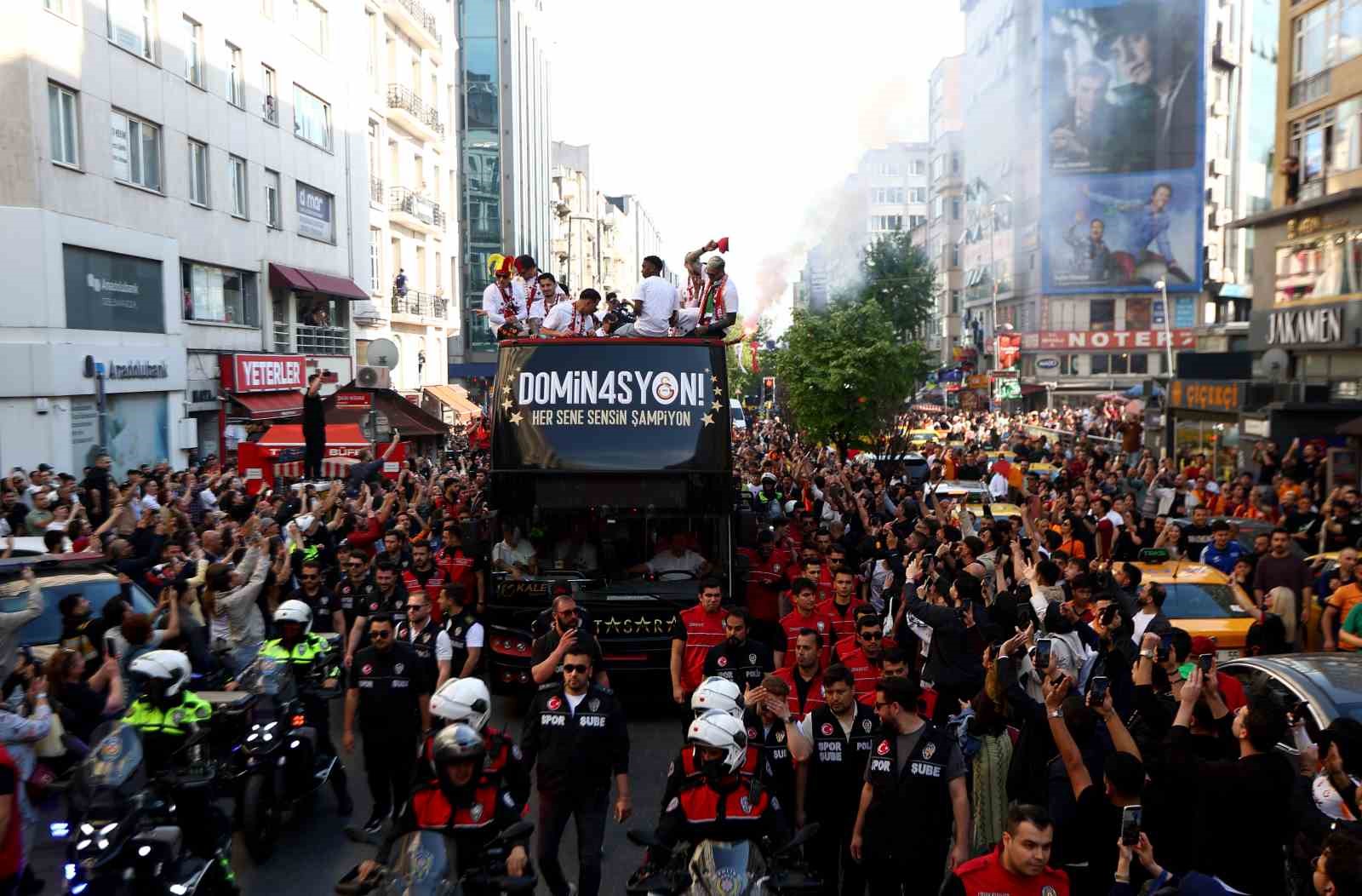 sampiyon galatasaray ustu acik otobusle sehir turu atti 37 lPOgsS5j