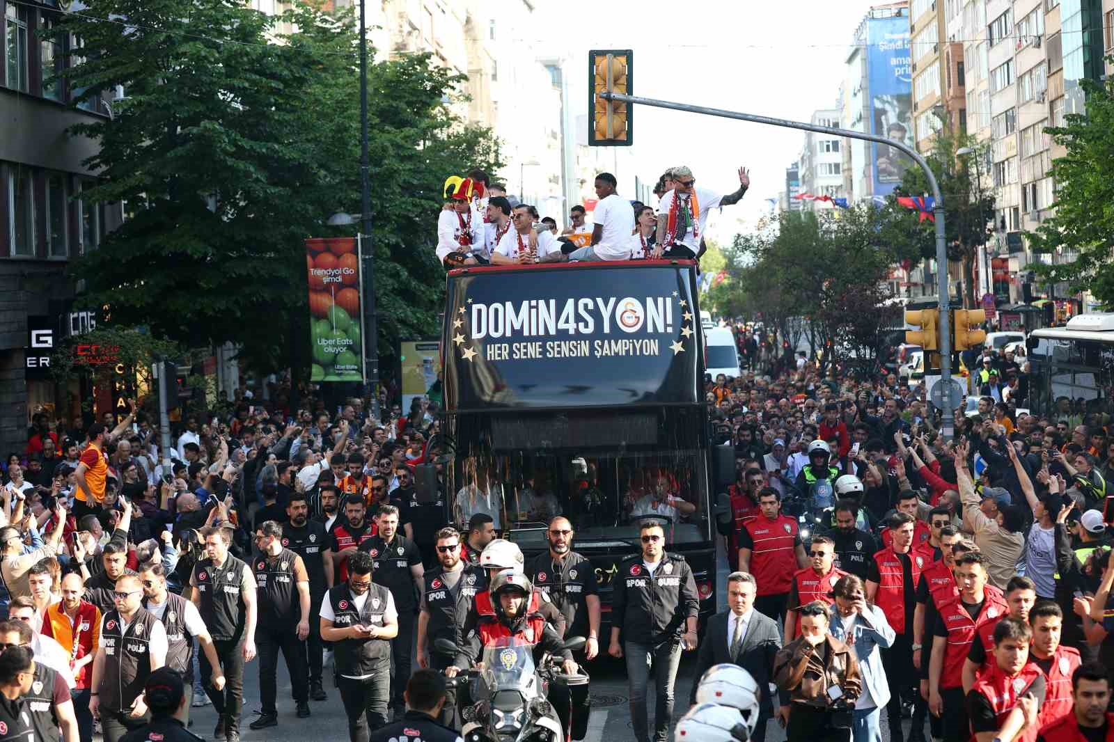 sampiyon galatasaray ustu acik otobusle sehir turu atti 38 WBV2N3XL