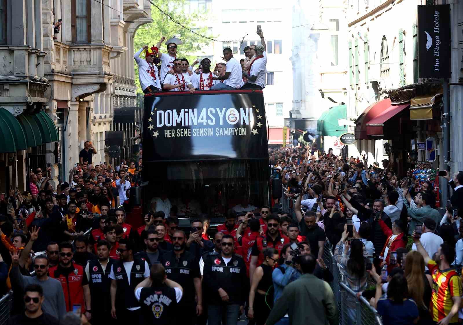 sampiyon galatasaray ustu acik otobusle sehir turu atti 4 uXnFCkm2