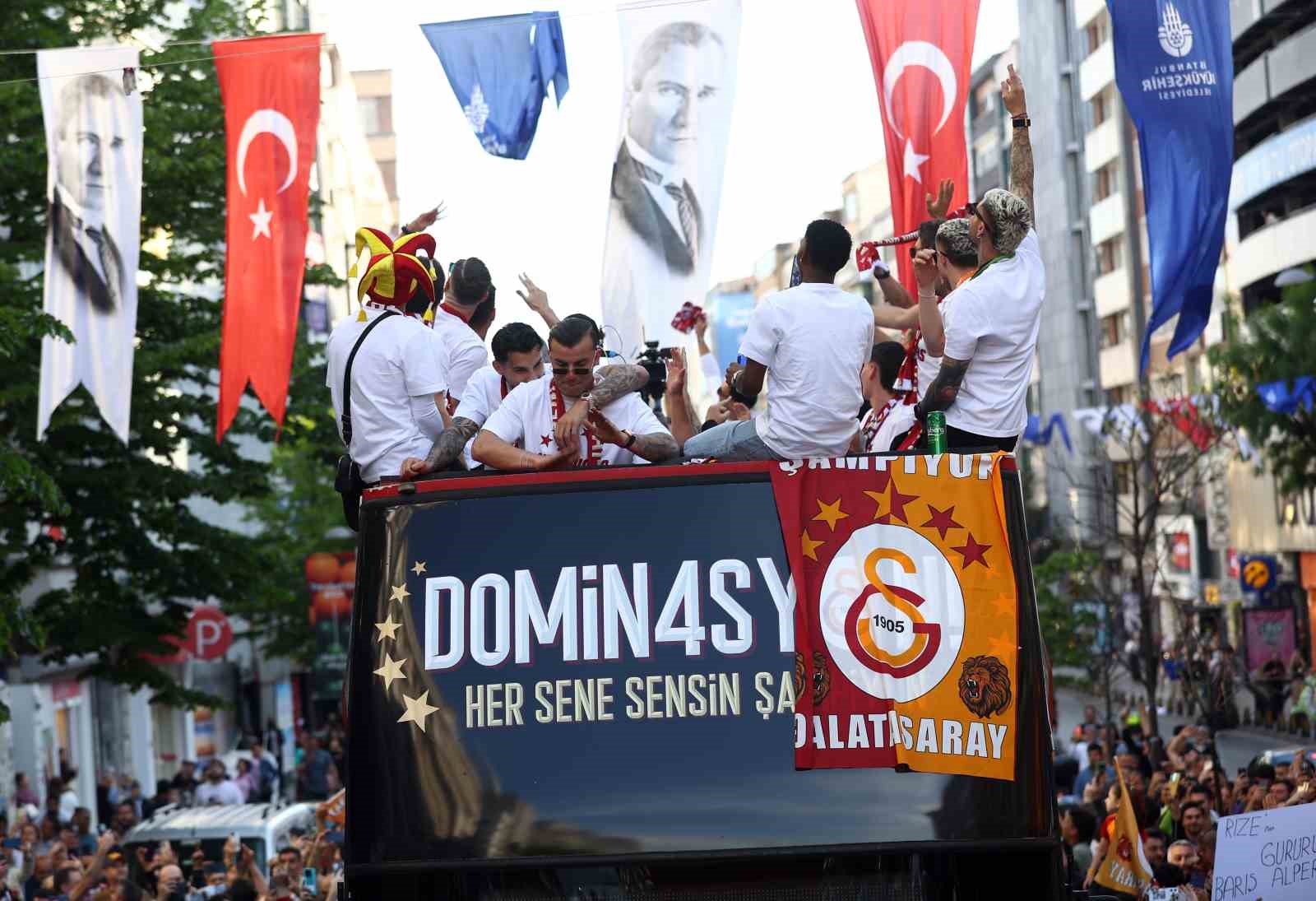 sampiyon galatasaray ustu acik otobusle sehir turu atti 40