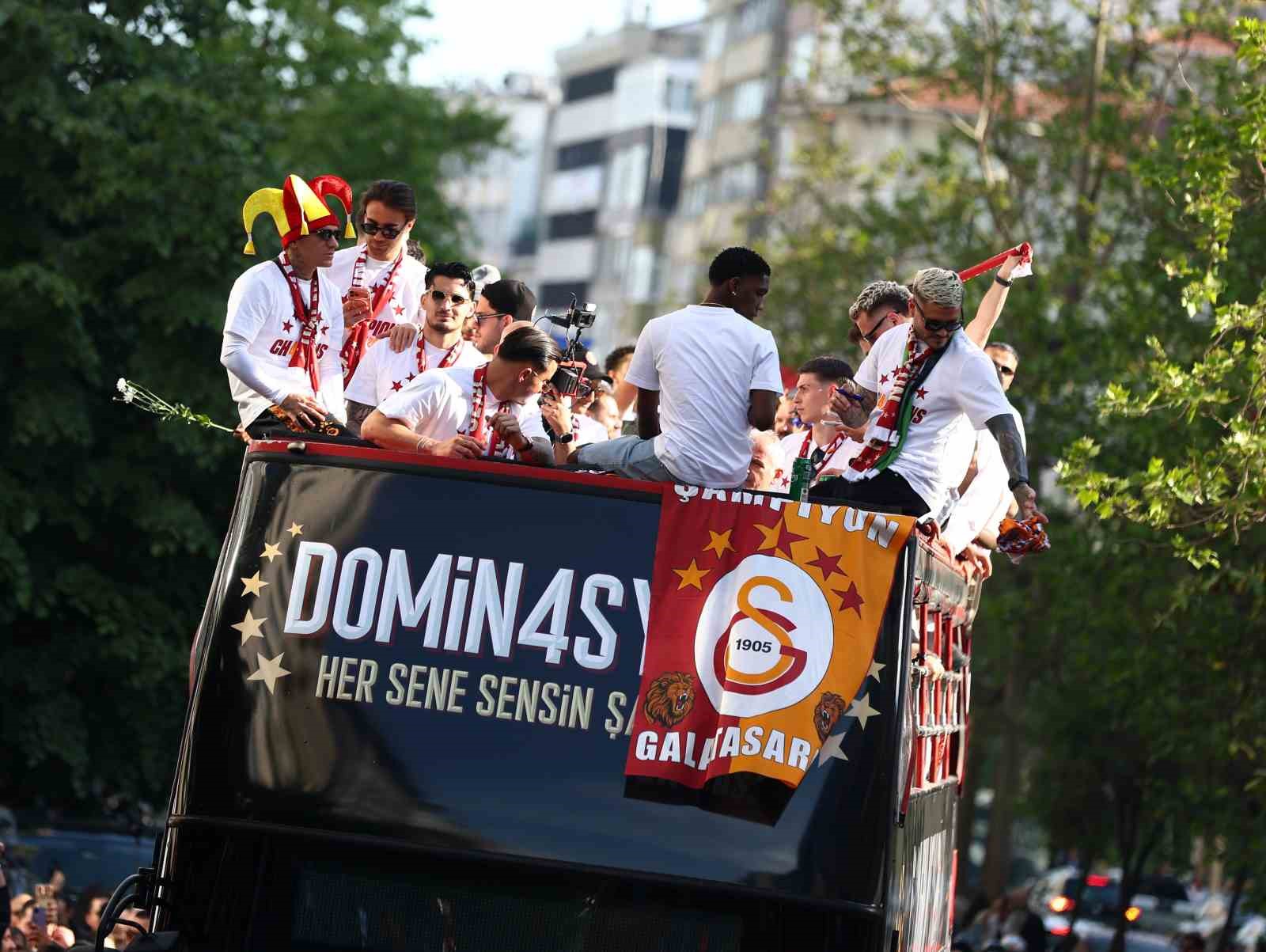 sampiyon galatasaray ustu acik otobusle sehir turu atti 41 SrZRsMic