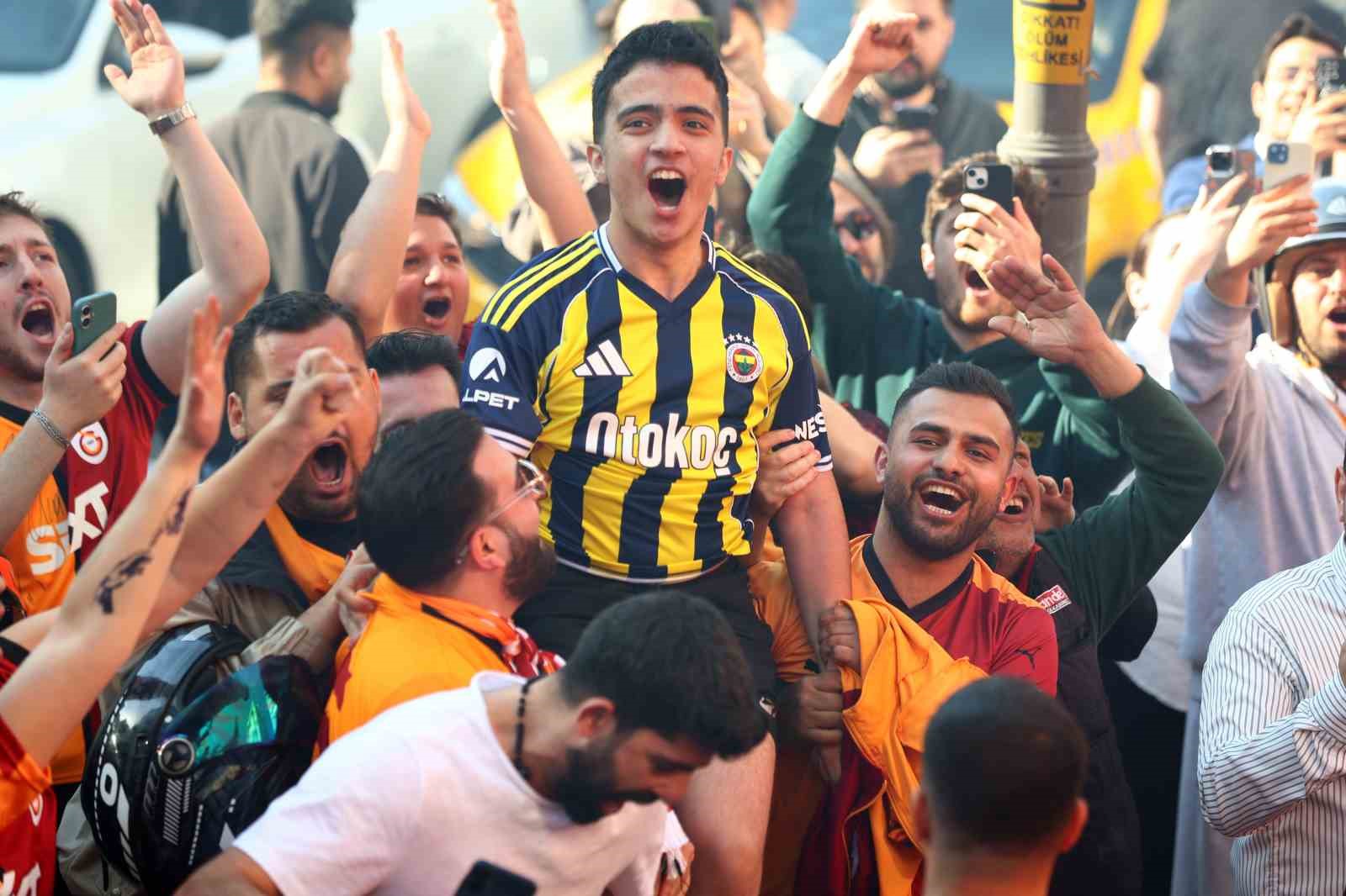 sampiyon galatasaray ustu acik otobusle sehir turu atti 42 gFNVywyK