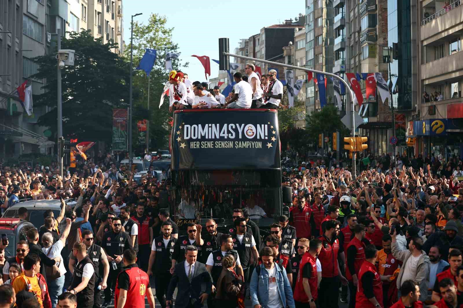 sampiyon galatasaray ustu acik otobusle sehir turu atti 43 r2RpBLb1