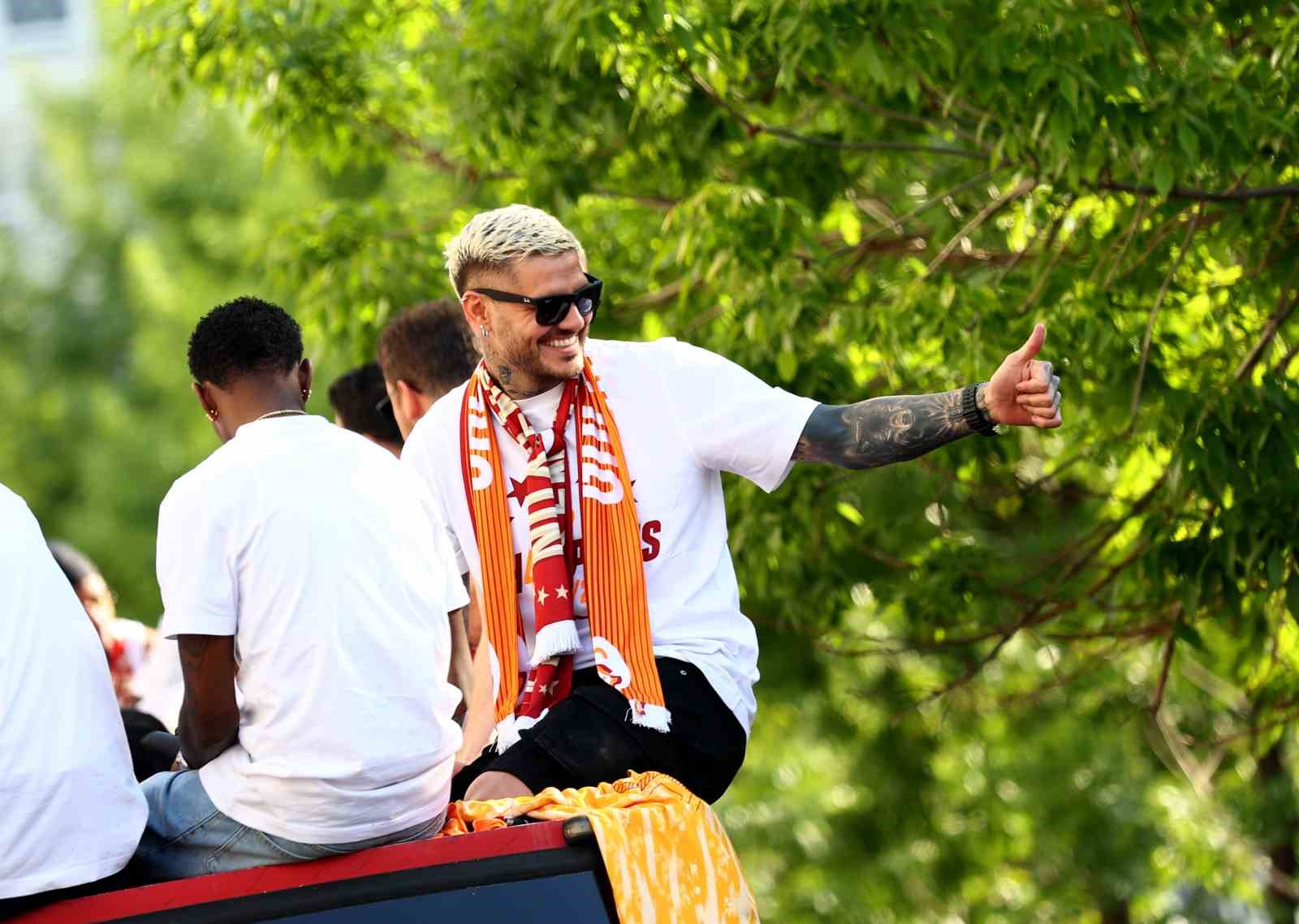 sampiyon galatasaray ustu acik otobusle sehir turu atti 44 cuOrAC3H