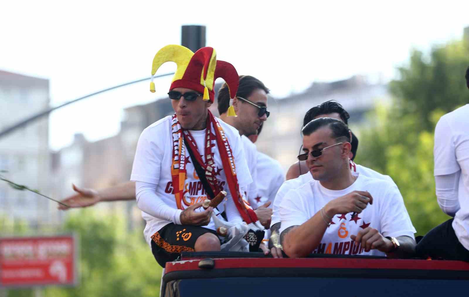 sampiyon galatasaray ustu acik otobusle sehir turu atti 45 TtSHnFFb