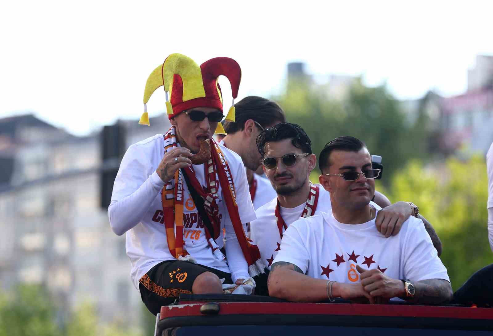 sampiyon galatasaray ustu acik otobusle sehir turu atti 46 7rmmhppW