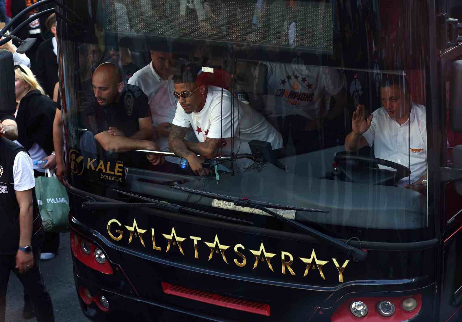 sampiyon galatasaray ustu acik otobusle sehir turu atti 48 MuKOnQ57