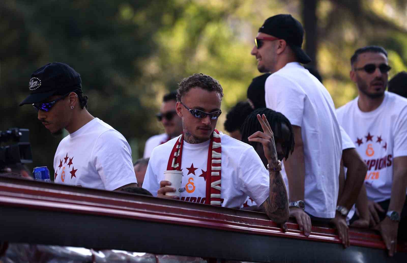 sampiyon galatasaray ustu acik otobusle sehir turu atti 49 eNuBvyOF