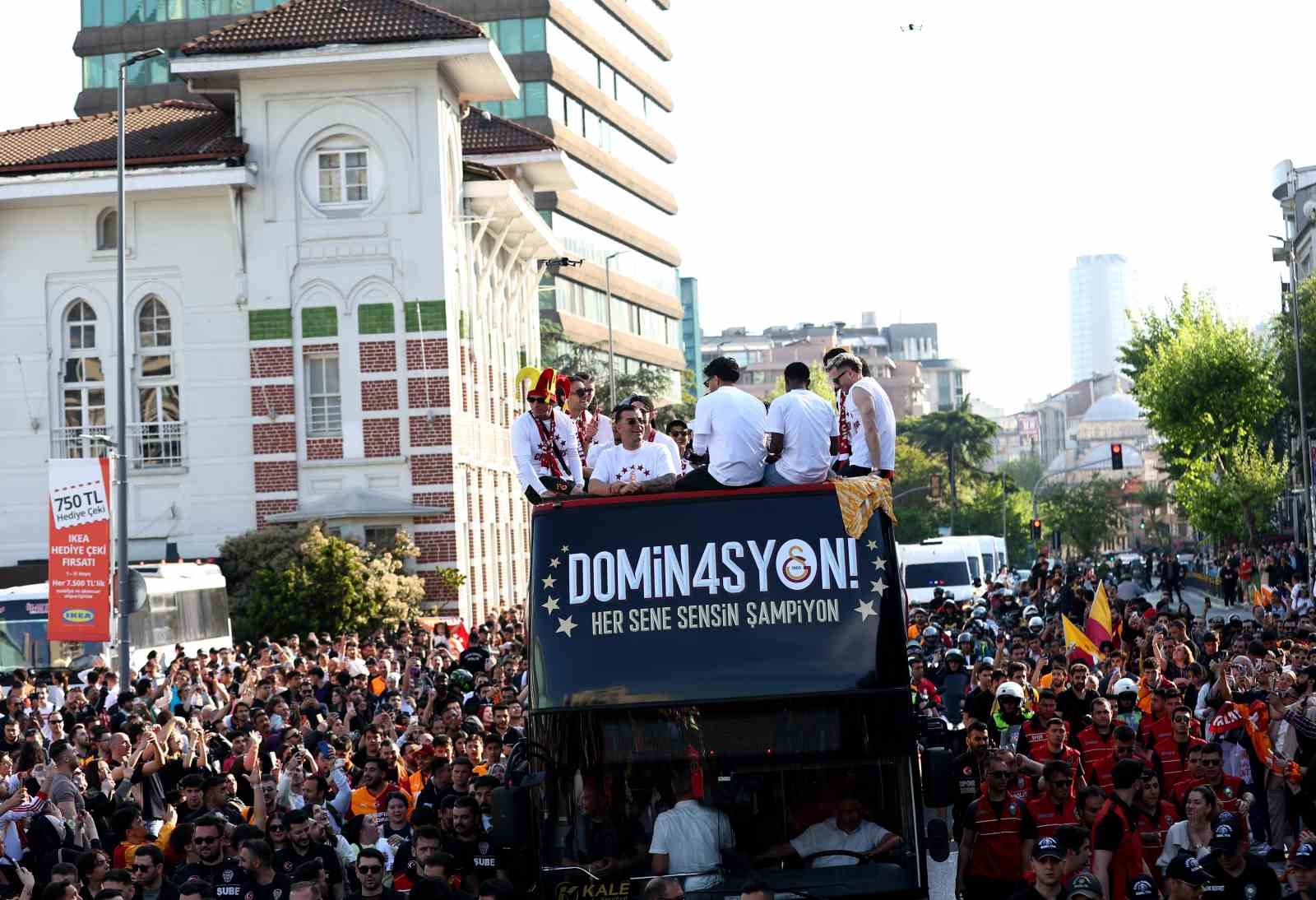 sampiyon galatasaray ustu acik otobusle sehir turu atti 50