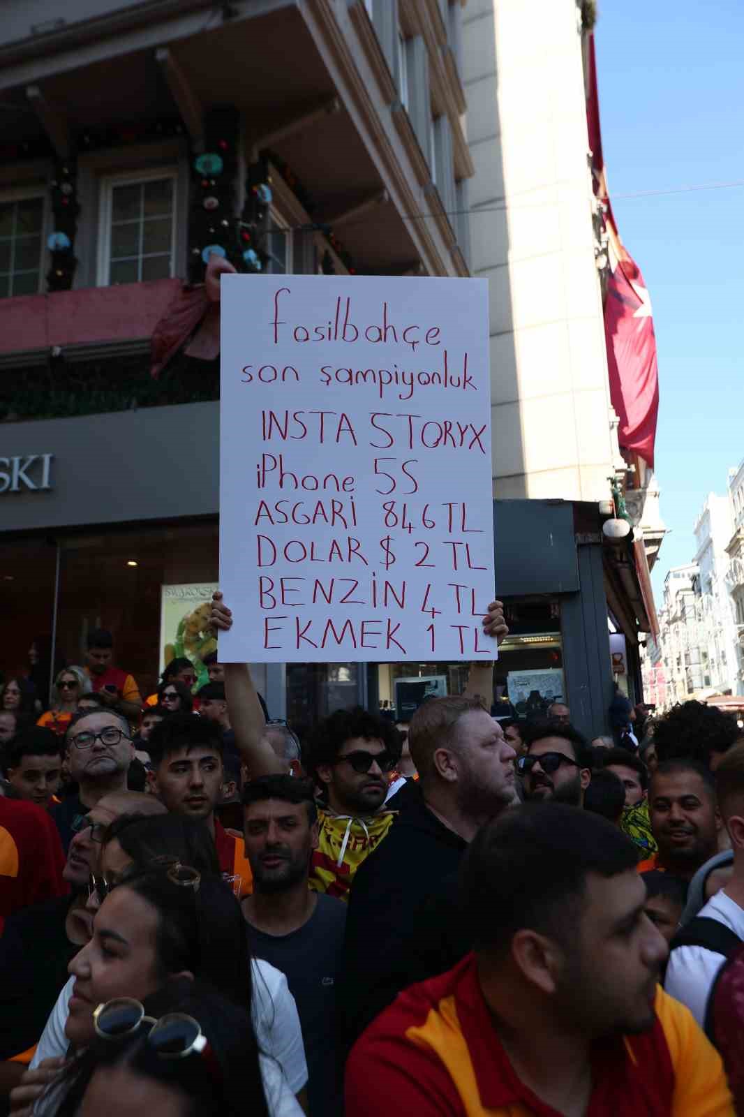 sampiyon galatasaray ustu acik otobusle sehir turu atti 51 fJikjPmF