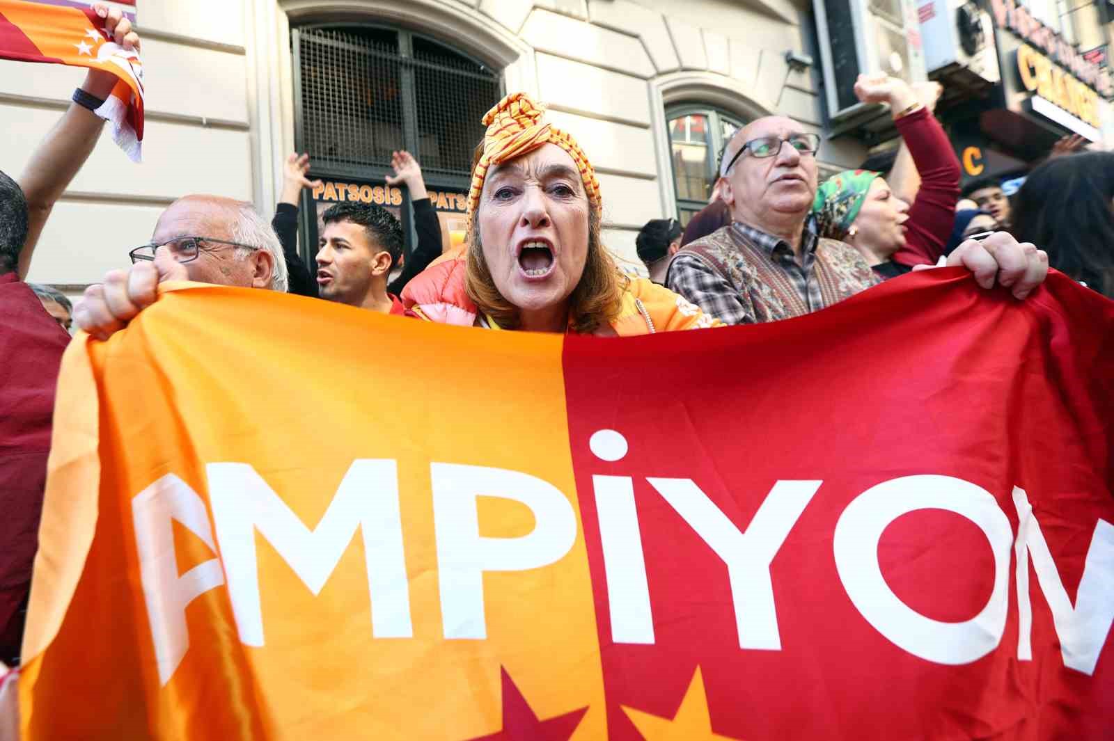 sampiyon galatasaray ustu acik otobusle sehir turu atti 6 zFttAqnh