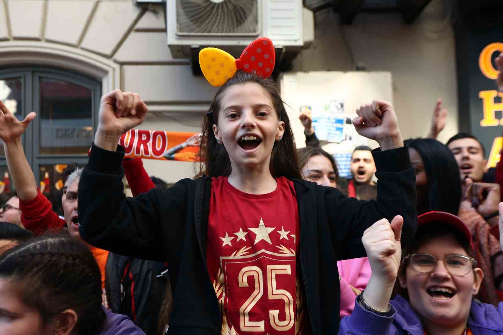 sampiyon galatasaray ustu acik otobusle sehir turu atti 8 ZyjH4Ave