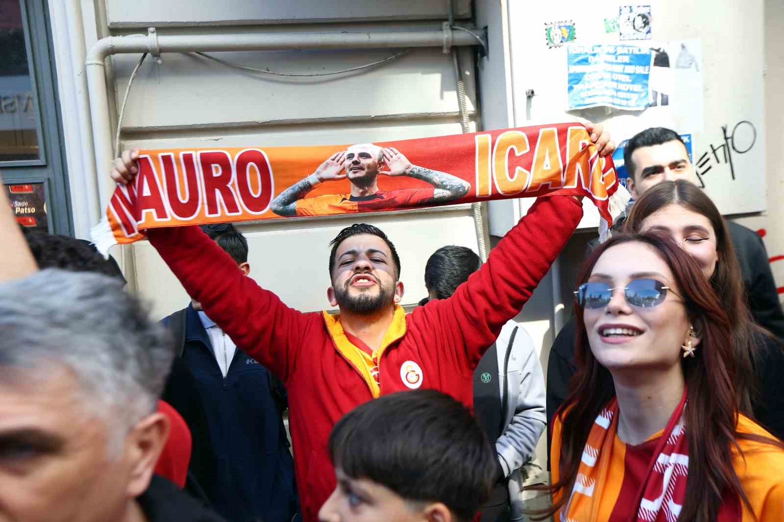 sampiyon galatasaray ustu acik otobusle sehir turu atti 9 qwfe3PfM