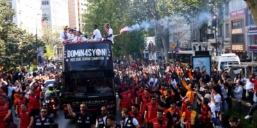 sampiyon-galatasaray-ustu-acik-otobusle-sehir-turu-atti-dPHi4w2Z.jpg