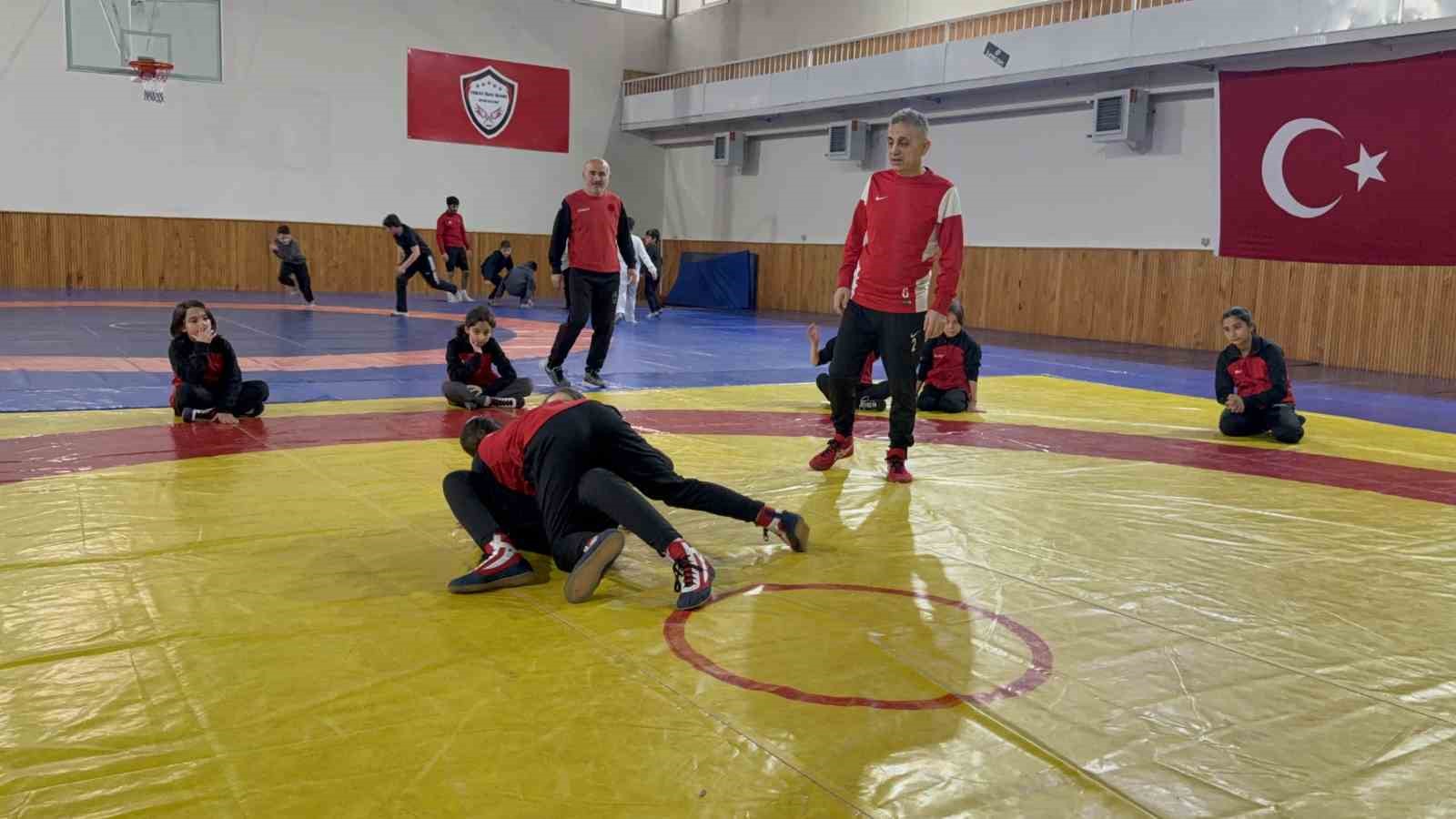 sampiyon guresci nesrin bas tokatta kiz cocuklarina ornek oldu 3 ORZKUvdF
