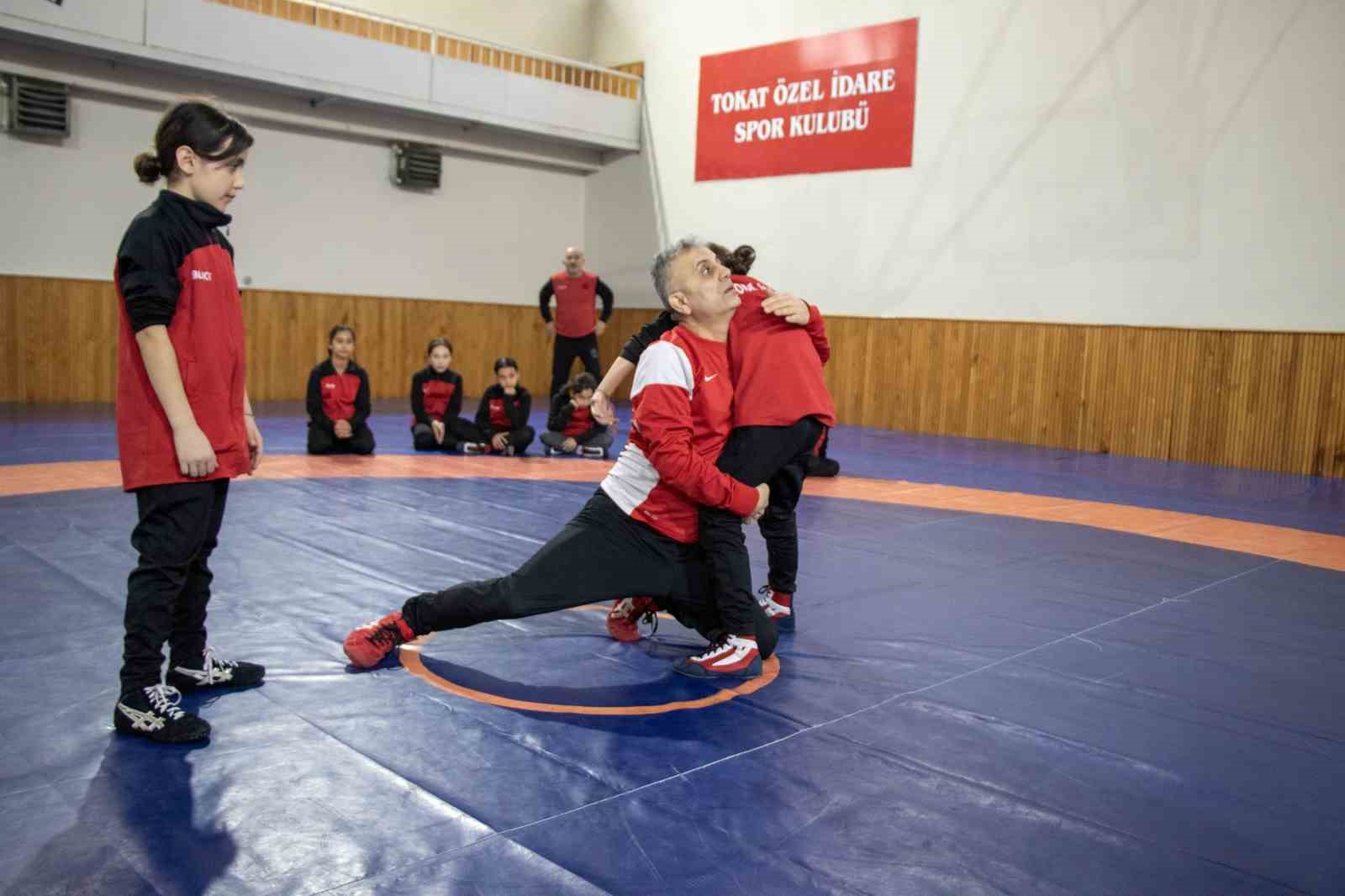 sampiyon guresci nesrin bas tokatta kiz cocuklarina ornek oldu 4 LIu9znsf