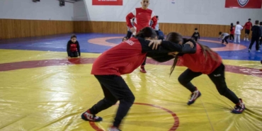 sampiyon-guresci-nesrin-bas-tokatta-kiz-cocuklarina-ornek-oldu-fUu6F8gC.jpg