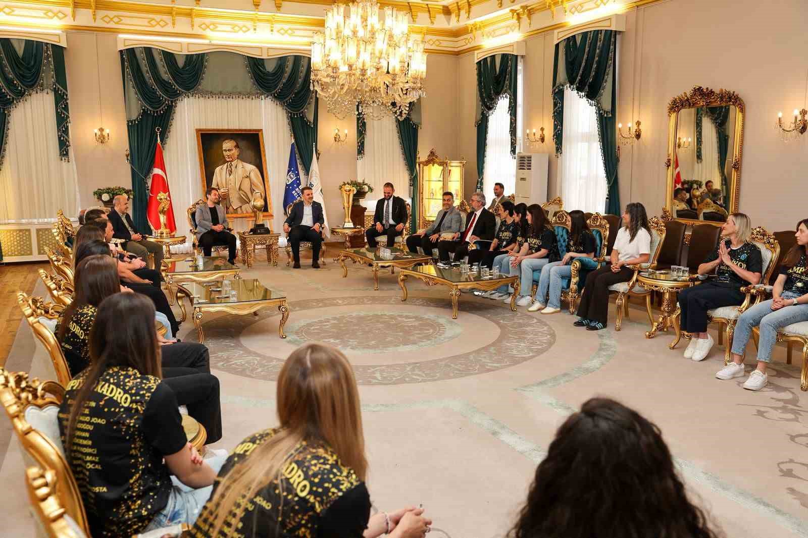 sampiyon hentbolculardan baskan vekili bibaya ziyaret 3 kUkFmYfv