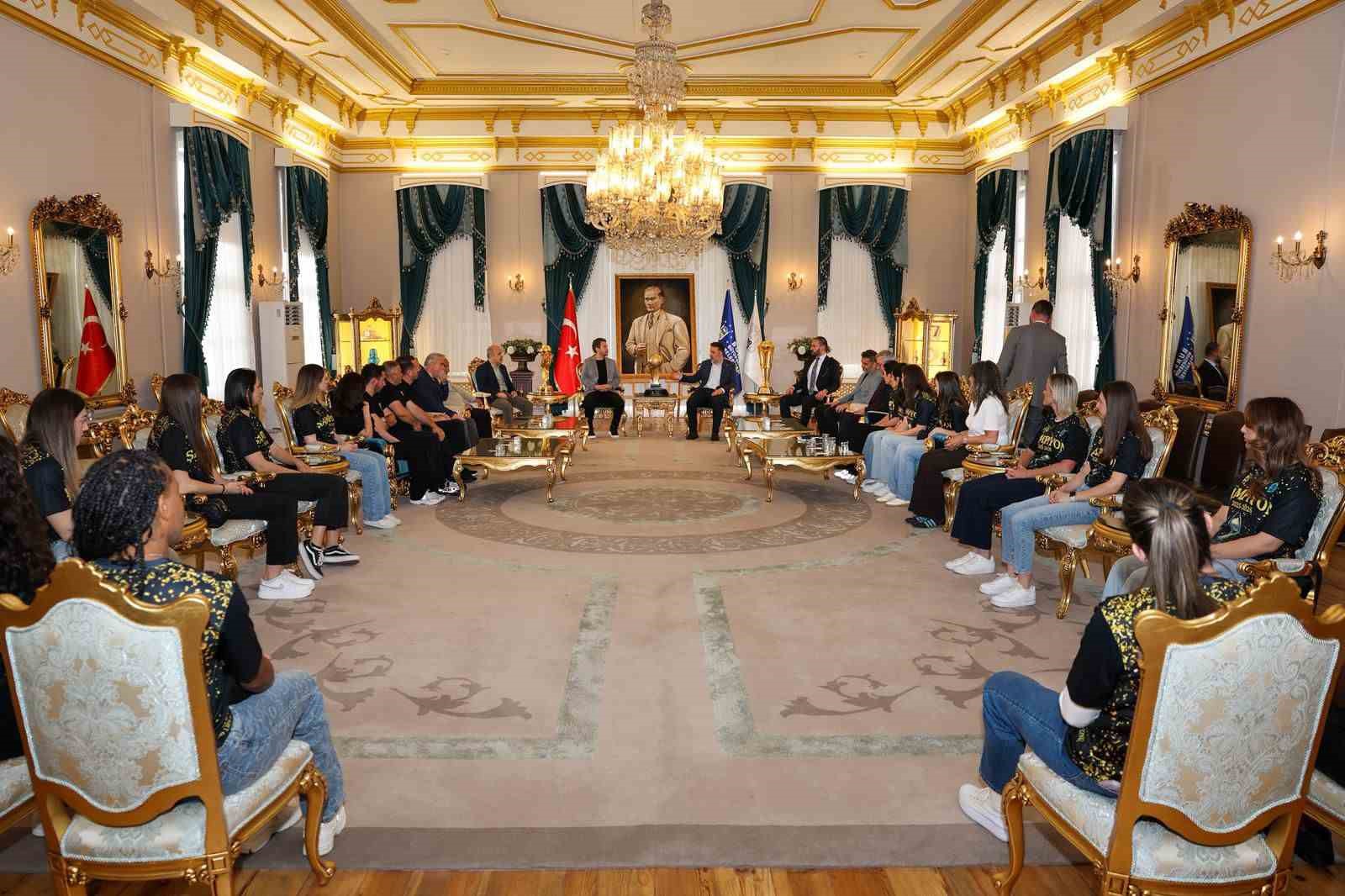 sampiyon hentbolculardan baskan vekili bibaya ziyaret 4 MBAJWyRp