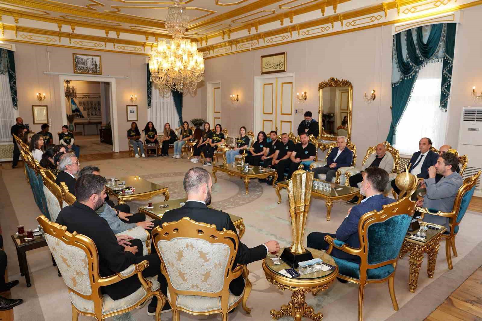 sampiyon hentbolculardan baskan vekili bibaya ziyaret 5 VC4dCGgS