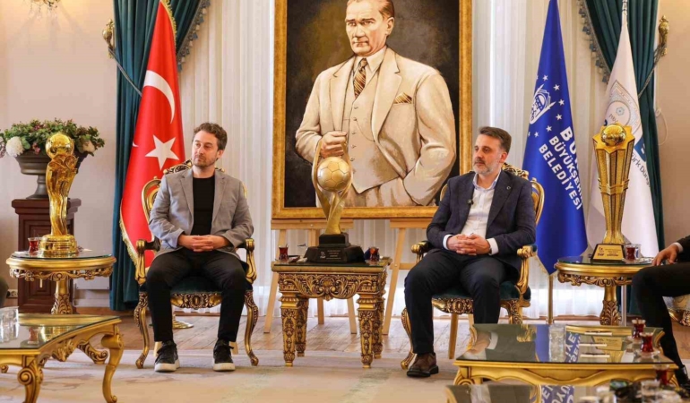 sampiyon-hentbolculardan-baskan-vekili-bibaya-ziyaret-HT7XpXUY.jpg