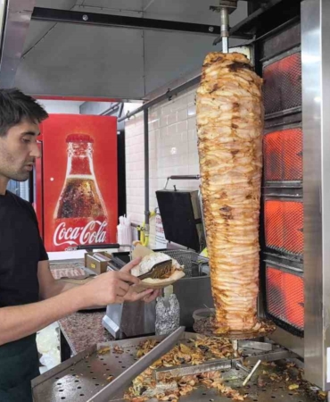 sampiyonlar-liginden-donercilige-besiktasin-eski-futbolcusu-doner-dukkani-acti-L7mQYVd7.jpg